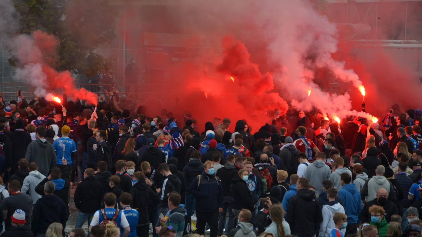 Fans zünden Begalos vor dem Stadion: Die Stimmung drohte zu kippen.