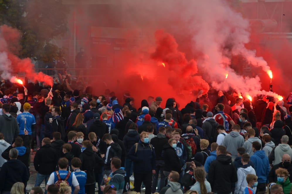 Fans zünden Begalos vor dem Stadion: Die Stimmung drohte zu kippen.