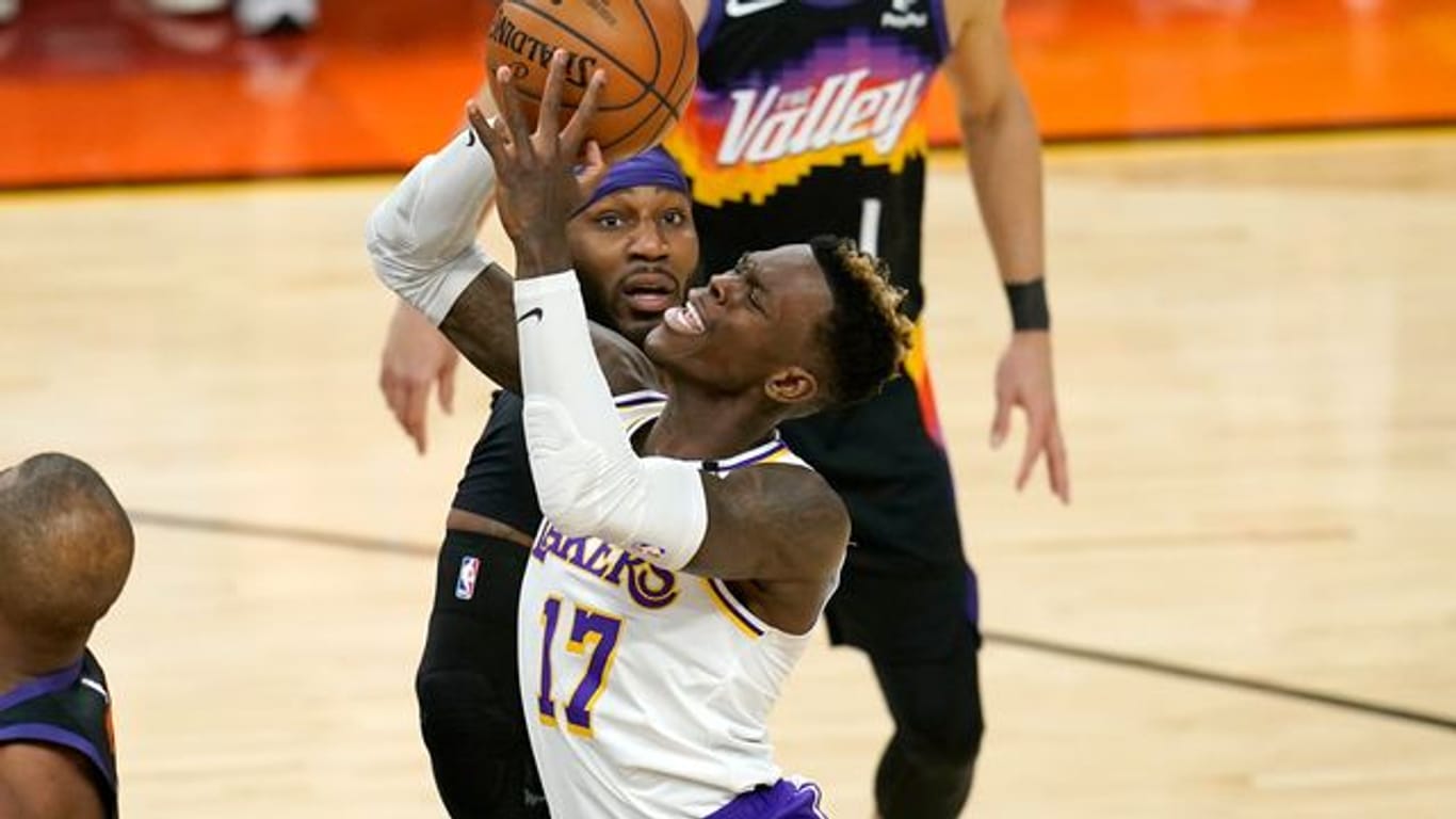 Das erste Playoff-Spiel der Lakers von Dennis Schröder (vorne) geht gegen die Phoenix Suns in die Hose.