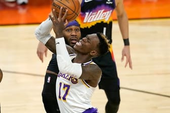 Das erste Playoff-Spiel der Lakers von Dennis Schröder (vorne) geht gegen die Phoenix Suns in die Hose.
