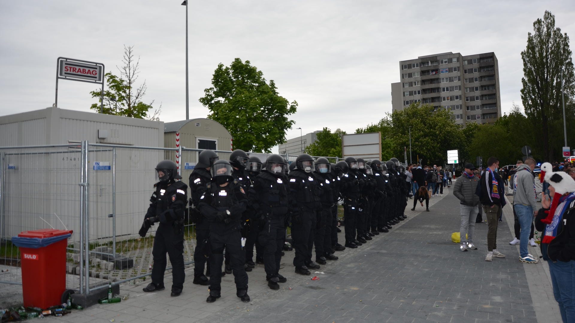 Für den Verkehr wurde der Bereich um das Stadion gesperrt: Die Fans vom Platz räumen, wollte die Polizei trotz Missachtung der Corona-Regeln nicht.