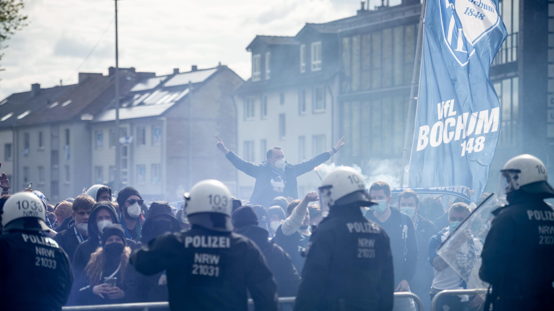 Vor dem Vonovia Ruhrstadion: Polizisten beobachten die Aufstiegsparty der Bochumer Fußballfans. Vor dem Vonovia Ruhrstadion: Polizisten beobachten die Aufstiegsparty der Bochumer Fußballfans.