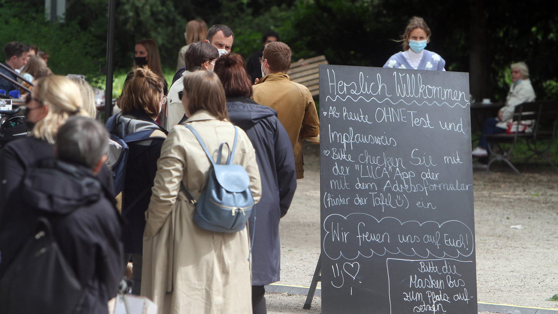 Warteschlange vor Biergarten: Wo die Gastronomie wieder geöffnet hat, gelten strenge Auflagen.