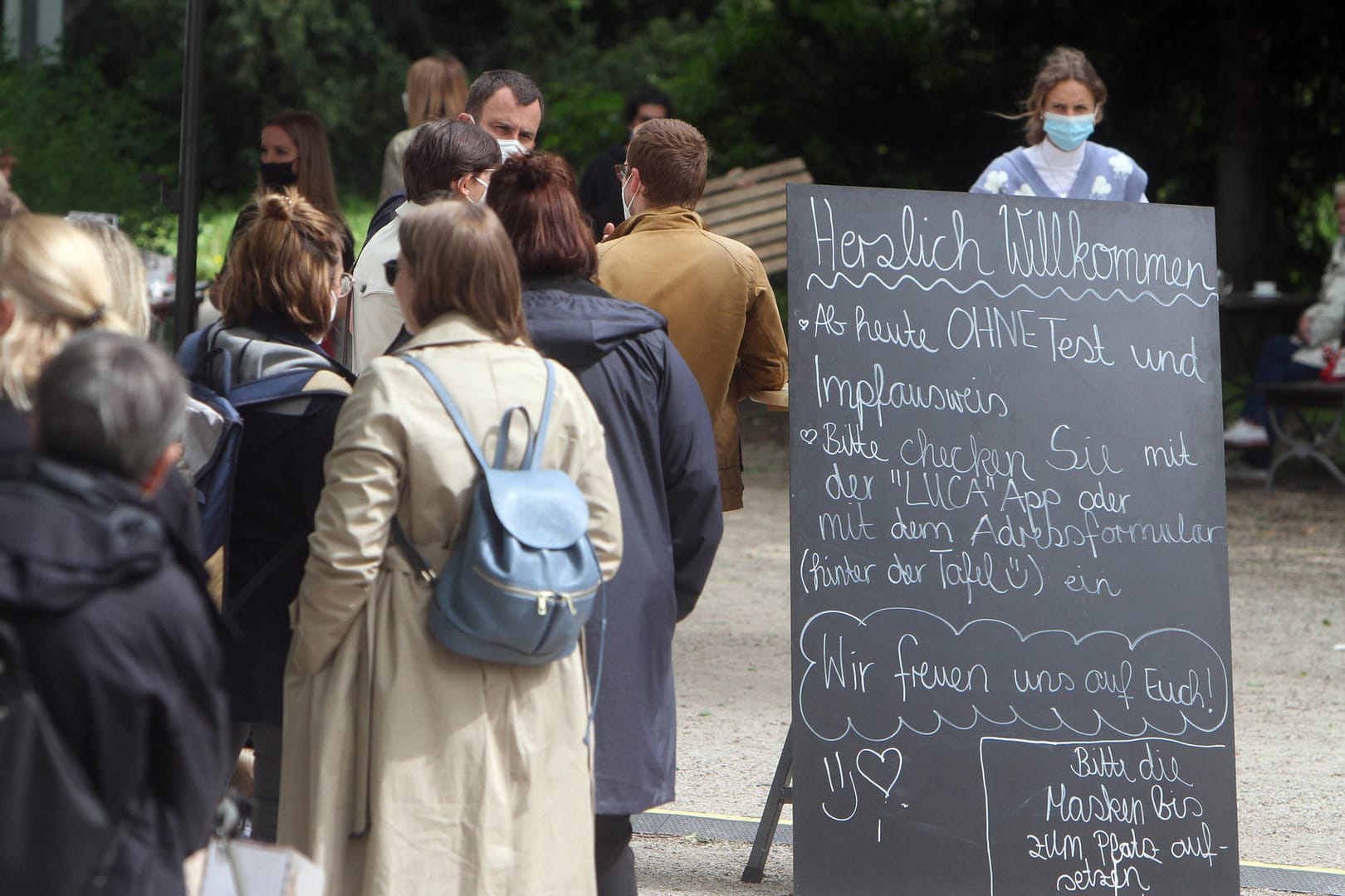 Warteschlange vor Biergarten: Wo die Gastronomie wieder geöffnet hat, gelten strenge Auflagen.