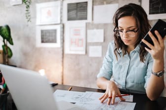 Eine Frau arbeitet im Homeoffice (Symbolbild): Der BDI dringt darauf, dass die Homeoffice- und die Testpflicht in Betrieben enden.