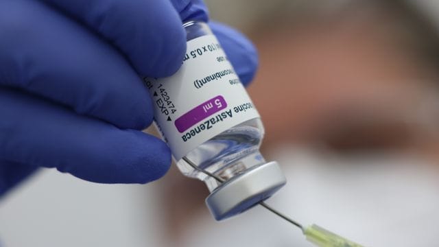 Astrazeneca-Impfstoff: Die geimpften Personen sollten ursprünglich das Vakzin von Moderna bekommen. (Symbolbild) Astrazeneca-Impfstoff: Die geimpften Personen sollten ursprünglich das Vakzin von Moderna bekommen. (Symbolbild)