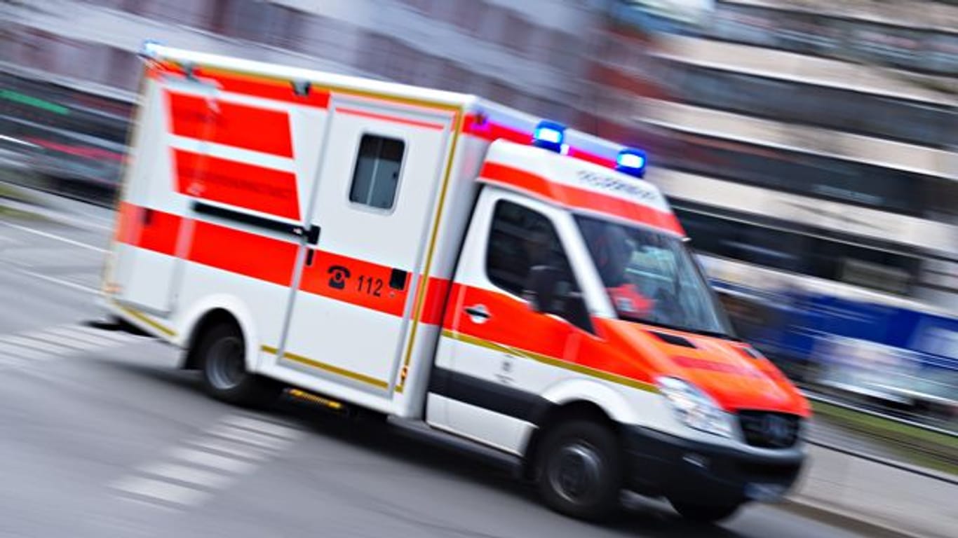 Ein Rettungswagen mit der Aufschrift 112 fährt mit Blaulicht durch die Stadt (Symbolbild): Der Rettungswagen brachte den Jungen in ein Krankenhaus.