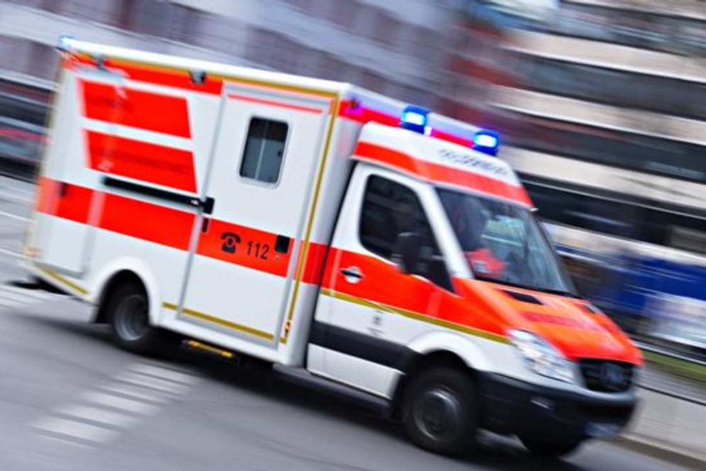 Ein Rettungswagen mit der Aufschrift 112 fährt mit Blaulicht durch die Stadt (Symbolbild): Der Rettungswagen brachte den Jungen in ein Krankenhaus.