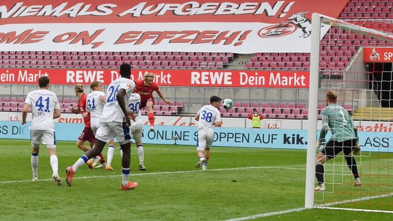 Sebastiaan Bornauw köpft: Sein Kopfball rettete den 1.FC Köln vor dem sicheren Abstieg.