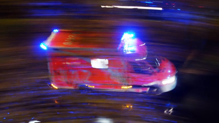 Notarztwagen bei Nacht auf Einsatzfahrt: In Berlin sind zwei Autos kollidiert.