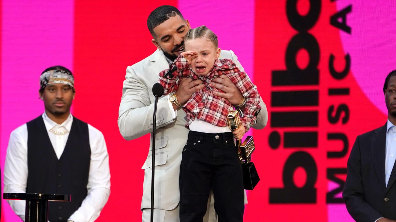 Musiker Drake brachte Sohn Adonis mit auf die Bühne.