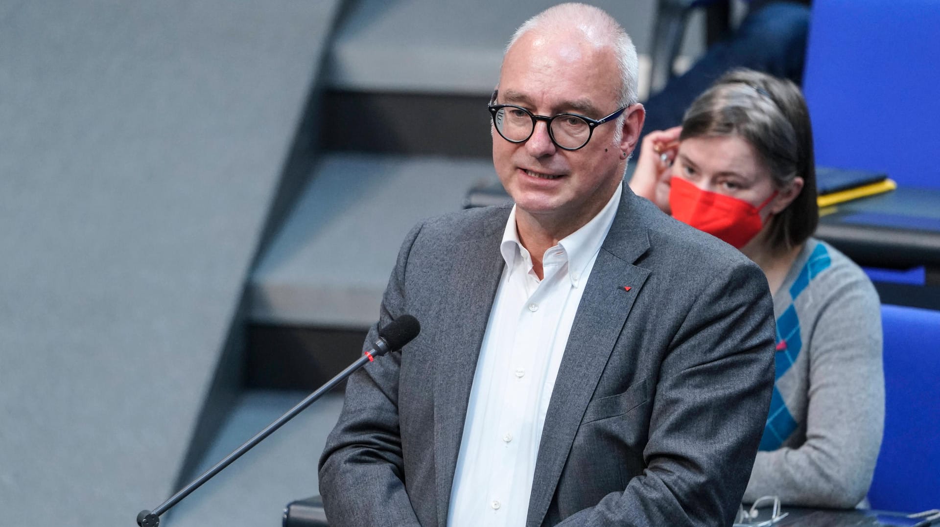 Matthias W. Birkwald: Der Rentenexperte der Linken setzt sich im Bundestag für eine höhere Lohnuntergrenze ein. Matthias W. Birkwald: Der Rentenexperte der Linken setzt sich im Bundestag für eine höhere Lohnuntergrenze ein.