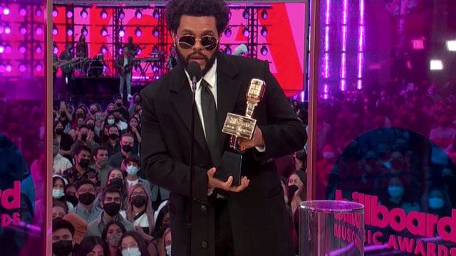 The Weeknd zeigt seinen Top Artist Award.