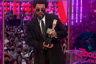 The Weeknd zeigt seinen Top Artist Award.