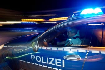 Eine Polizeistreife: Ein Autofahrer ist vor einer Kontrolle geflüchtet.