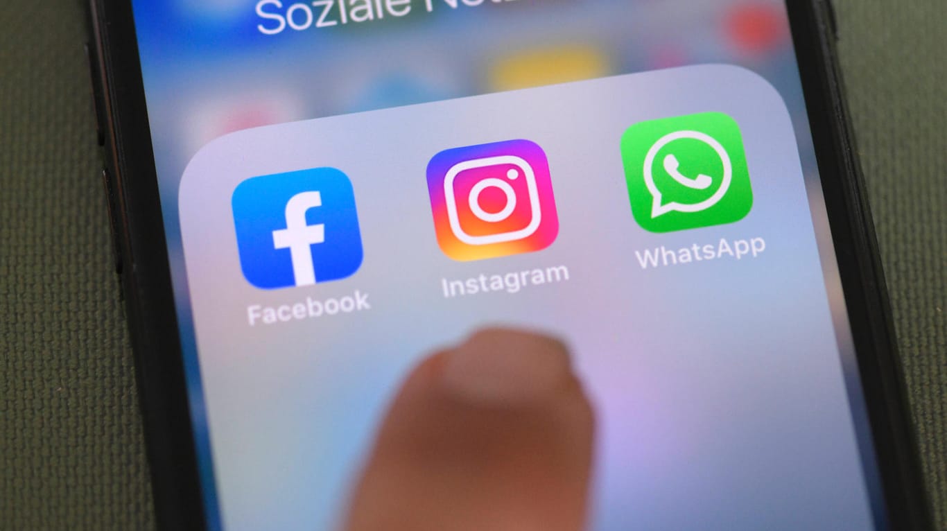 Die Logos von Facebook, Instagram und WhatsApp sind auf einem Smartphone-Display zu sehen: Die drei Apps gehören zum Facebook-Imperium.