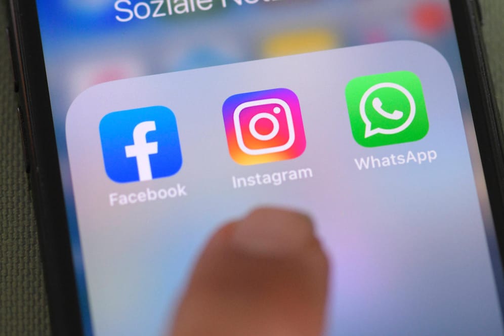 Die Logos von Facebook, Instagram und WhatsApp sind auf einem Smartphone-Display zu sehen: Die drei Apps gehören zum Facebook-Imperium.