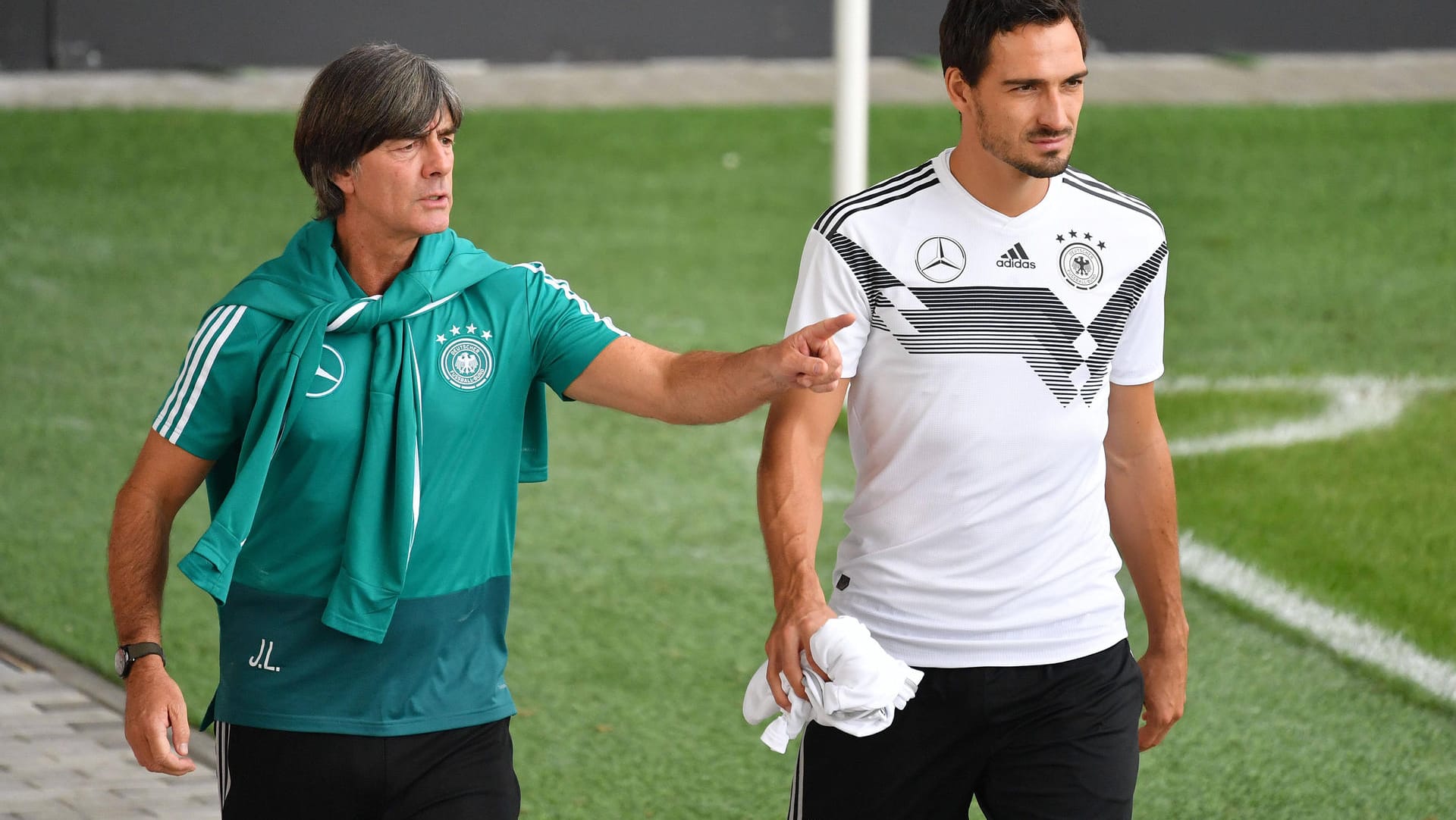 Wieder vereint: Rückkehrer Hummels (r.) und Bundestrainer Löw. Wieder vereint: Rückkehrer Hummels (r.) und Bundestrainer Löw.