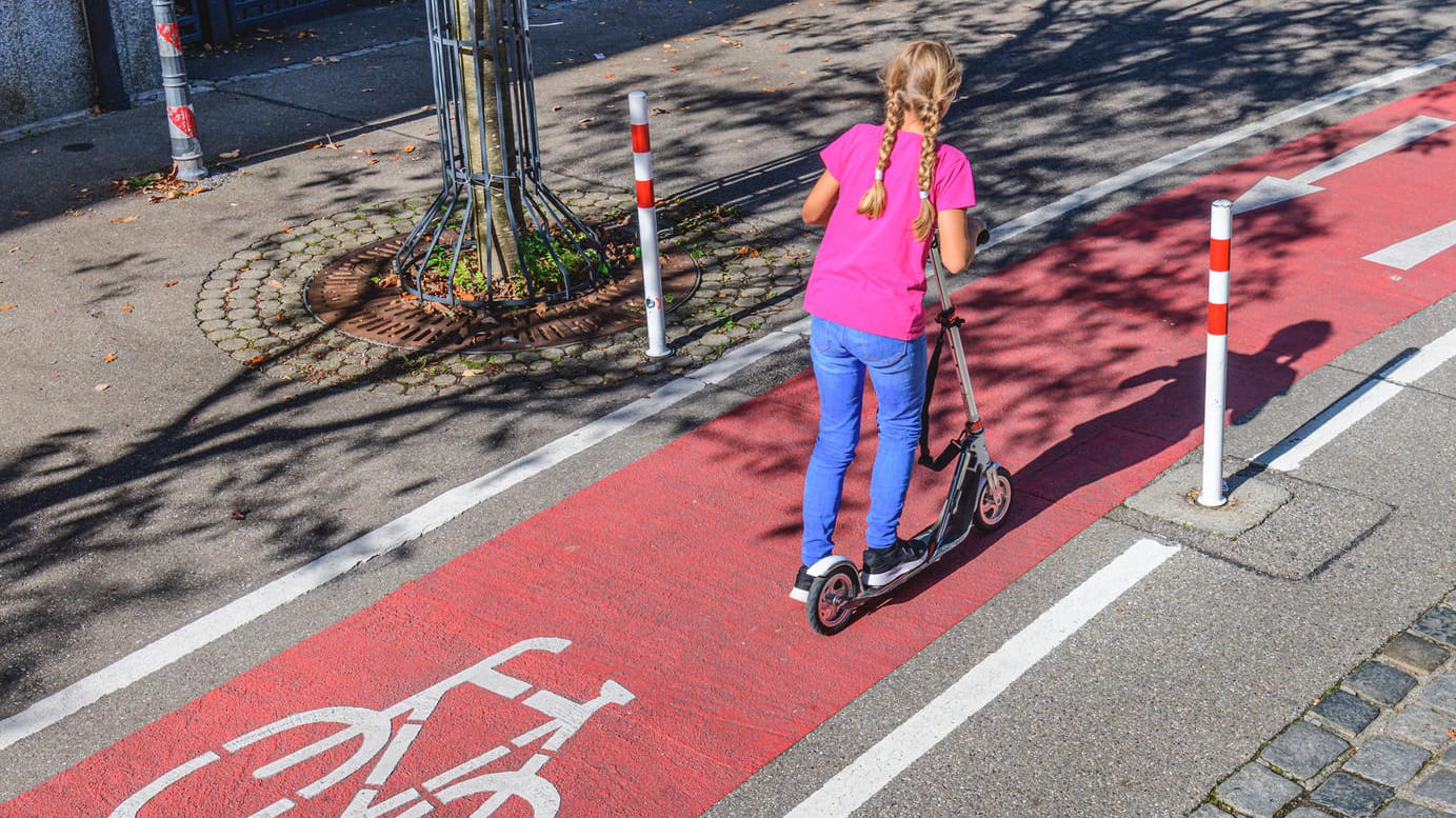 Ein Mädchen fährt auf ihrem Roller (Symbolbild): Der Ladendieb stahl den Roller einer Siebenjährigen und flüchtete.