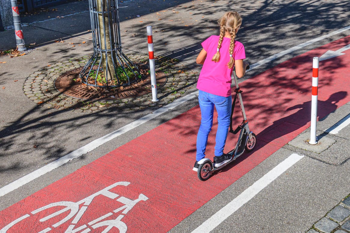 Ein Mädchen fährt auf ihrem Roller (Symbolbild): Der Ladendieb stahl den Roller einer Siebenjährigen und flüchtete.