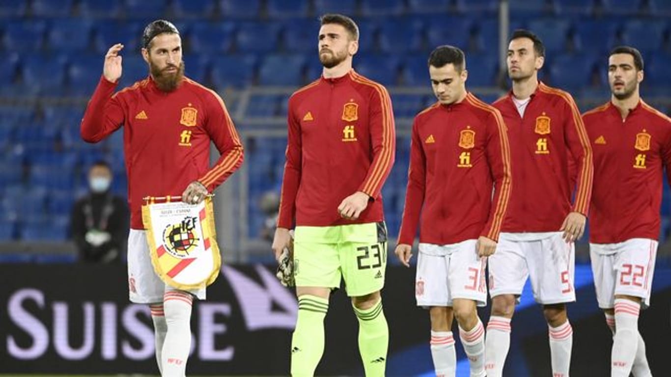Spaniens Fußball-Star Sergio Ramos (l) wurde nicht für die EM nominiert.