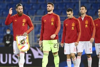 Spaniens Fußball-Star Sergio Ramos (l) wurde nicht für die EM nominiert.