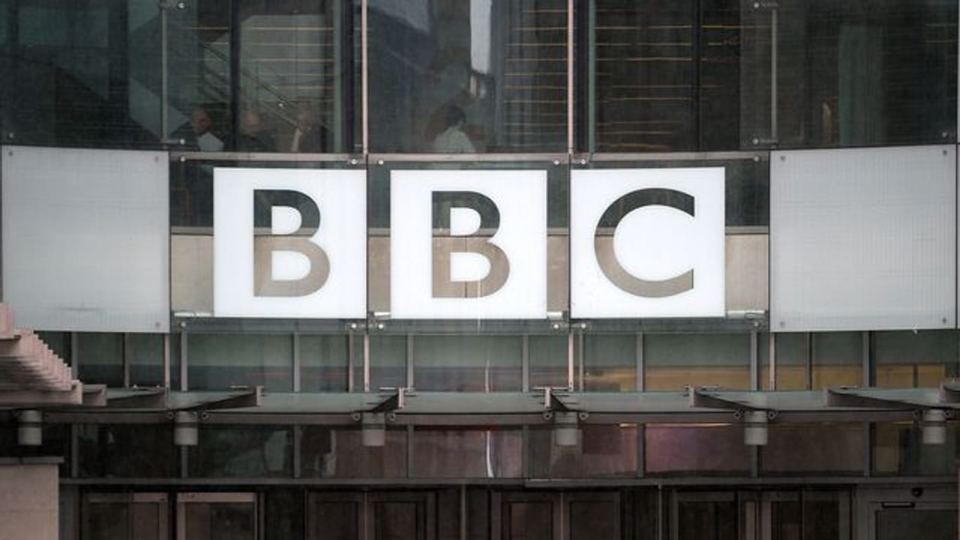 Die öffentlich-rechtliche Rundfunkanstalt BBC (British Broadcasting Corporation) gerät zunehmend unter Druck.