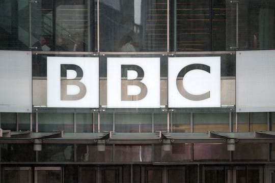 Die öffentlich-rechtliche Rundfunkanstalt BBC (British Broadcasting Corporation) gerät zunehmend unter Druck.