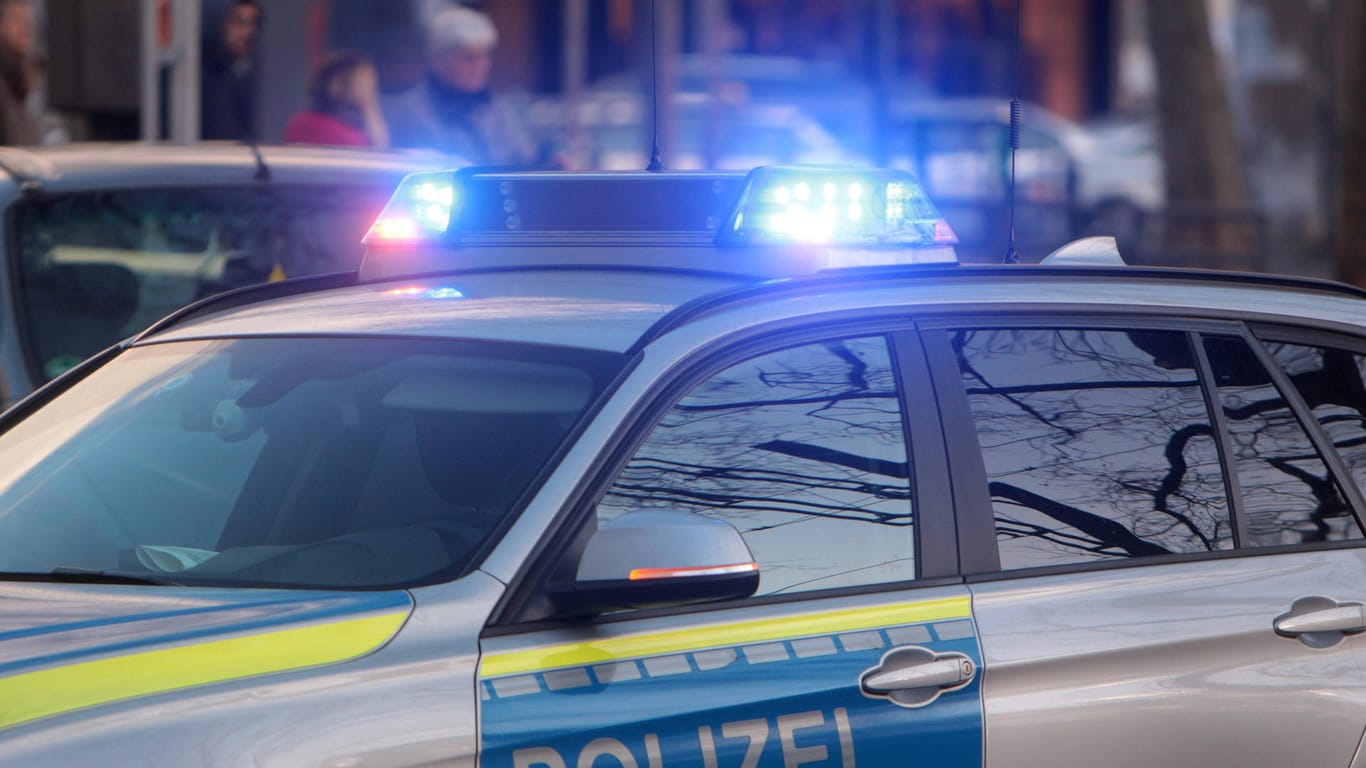 Einsatzwagen der Polizei (Symbolbild): In Ehrenfeld wurde eine Party aufgelöst.