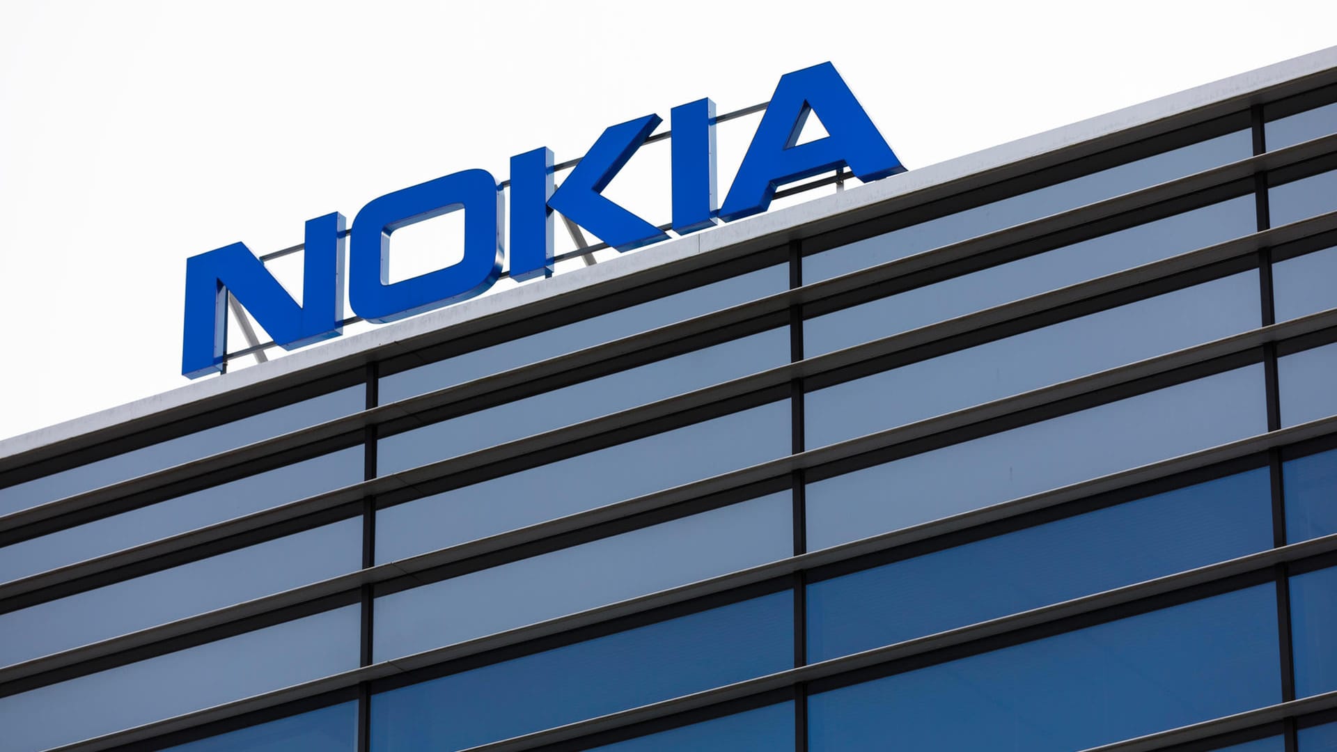 Nokia-Logo (Symbolbild): Die Finnen zahlen in Deutschland hohe Gehälter. Nur bei einem Unternehmen verdient man im Schnitt noch mehr.