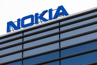 Nokia-Logo (Symbolbild): Die Finnen zahlen in Deutschland hohe Gehälter. Nur bei einem Unternehmen verdient man im Schnitt noch mehr.