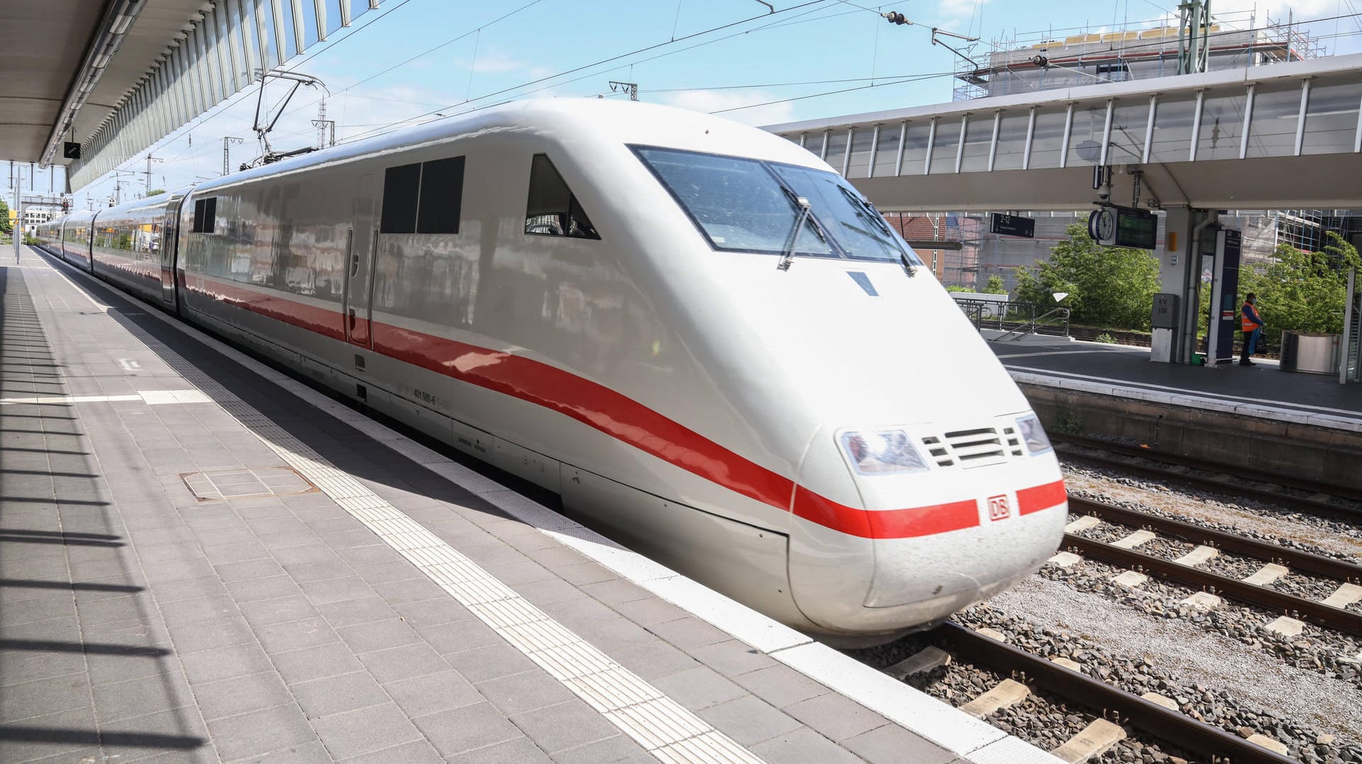 Ein ICE der Deutschen Bahn: Wer in der Pandemie 18 geworden ist, soll nach Ansicht der Grünen ein kostenloses Interrail-Ticket erhalten. Ein ICE der Deutschen Bahn: Wer in der Pandemie 18 geworden ist, soll nach Ansicht der Grünen ein kostenloses Interrail-Ticket erhalten.