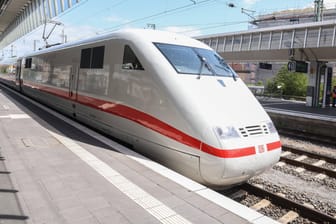 Ein ICE der Deutschen Bahn: Wer in der Pandemie 18 geworden ist, soll nach Ansicht der Grünen ein kostenloses Interrail-Ticket erhalten.