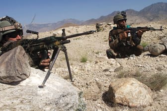 Afghanische Soldaten im Kampf gegen die Taliban: In der Nacht zu Montag kam es erneut zu Angriffen durch die radikal-islamistische Gruppe.