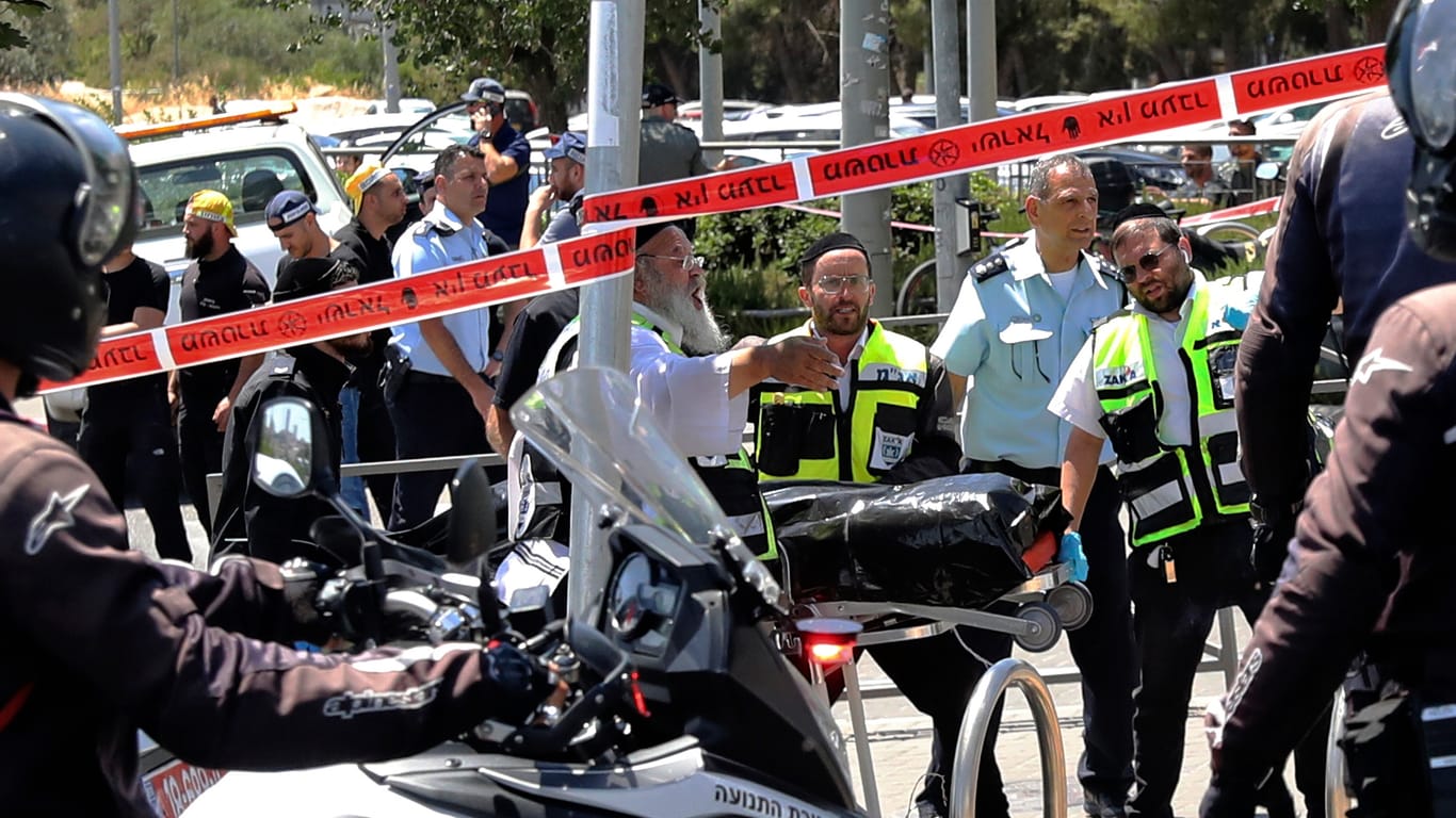 Jerusalem: Rettungskräfte transportieren den von der Polizei getöteten Angreifer vom Tatort weg.