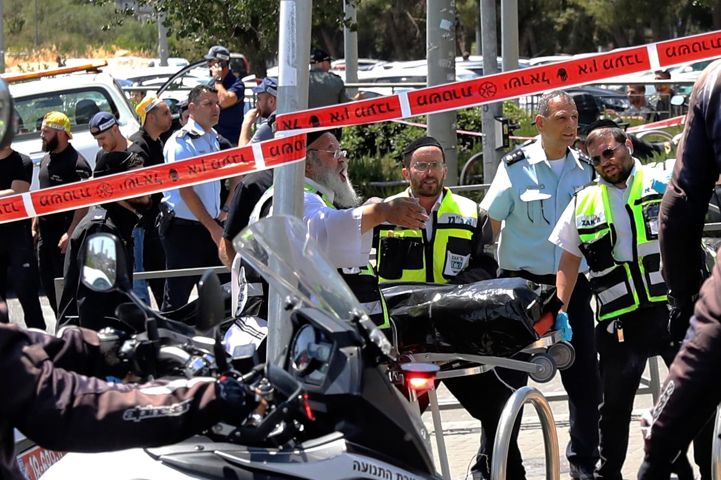 Jerusalem: Rettungskräfte transportieren den von der Polizei getöteten Angreifer vom Tatort weg.