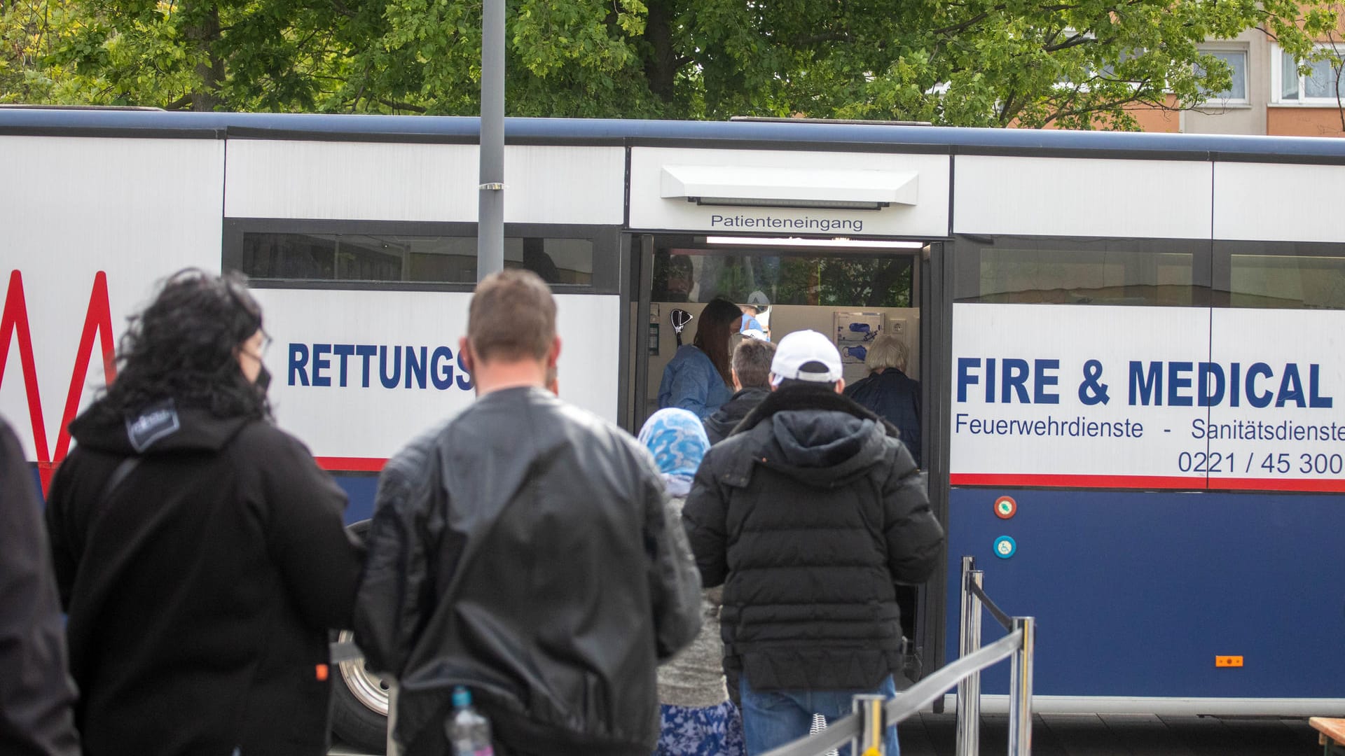 Menschen stehen Schlange vor dem Impfbus: In Finkenberg werden nun auch Sonderimpfungen angeboten.