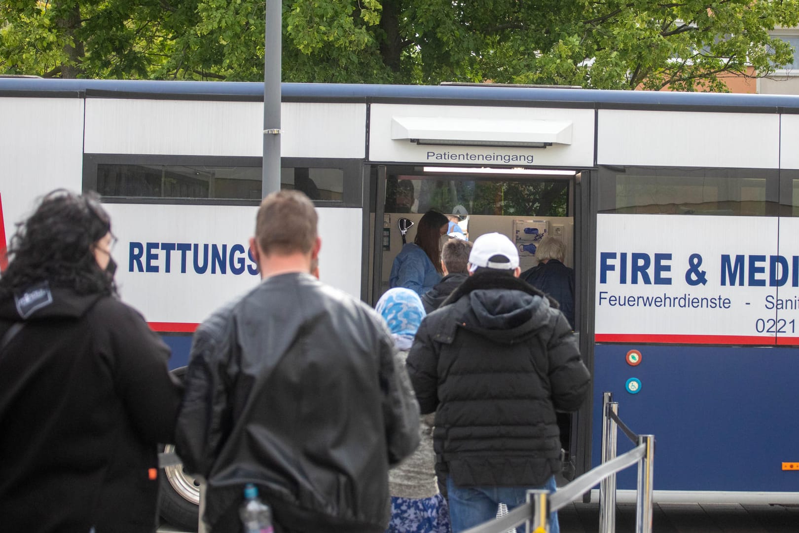 Menschen stehen Schlange vor dem Impfbus: In Finkenberg werden nun auch Sonderimpfungen angeboten.