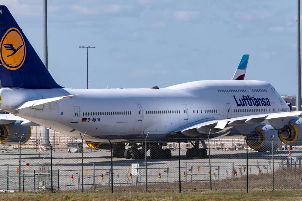 Ein Flugzeug der Lufthansa (Symbolbild): Eine Maschine der Airline durfte wegen einer angeblichen Terrorwarnung in Minsk nicht starten.