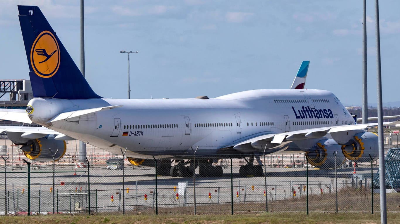 Ein Flugzeug der Lufthansa (Symbolbild): Eine Maschine der Airline durfte wegen einer angeblichen Terrorwarnung in Minsk nicht starten.