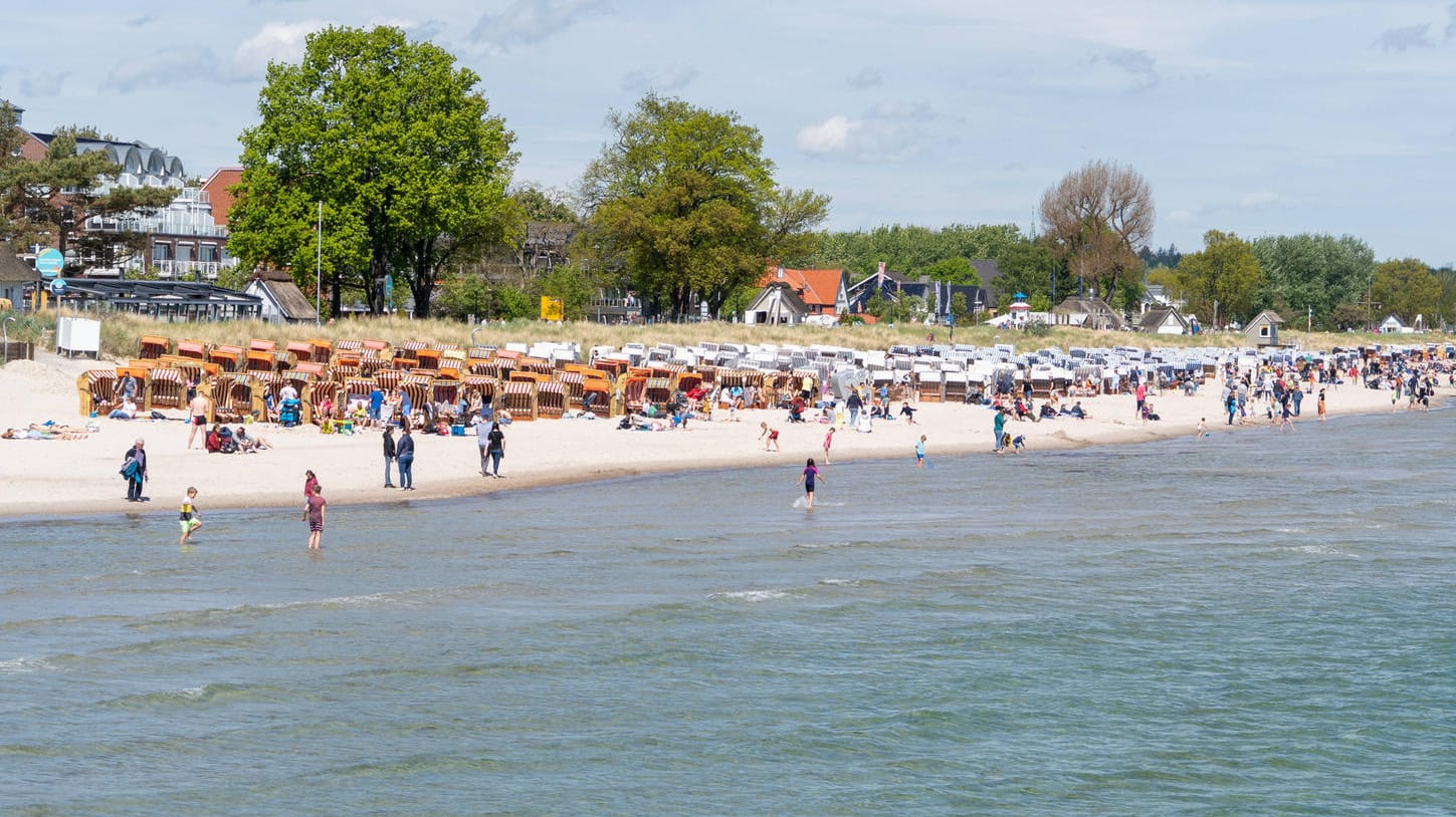 Pfingstmontag am Strand an der Lübecker Bucht: Viele Touristen nutzten das lange Wochenende für einen Kurzurlaub.