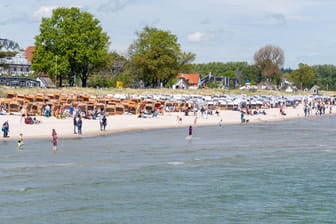 Pfingstmontag am Strand an der Lübecker Bucht: Viele Touristen nutzten das lange Wochenende für einen Kurzurlaub.