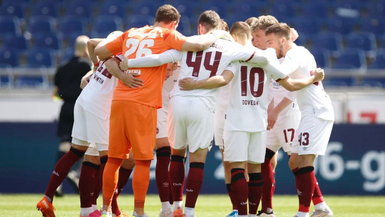 Die Mannschaft vom 1. FC Nürnberg bildet einen Kreis: t-online-Autor Michael Bächle analysiert die vergangene Saison des FCN.