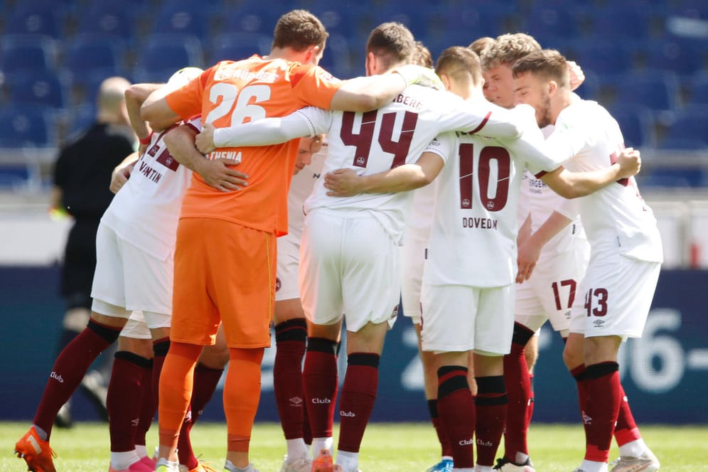 Die Mannschaft vom 1. FC Nürnberg bildet einen Kreis: t-online-Autor Michael Bächle analysiert die vergangene Saison des FCN.