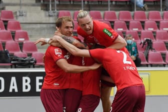Spieler des 1. FC Köln jubeln: Sie haben sich in die Relegation gerettet.