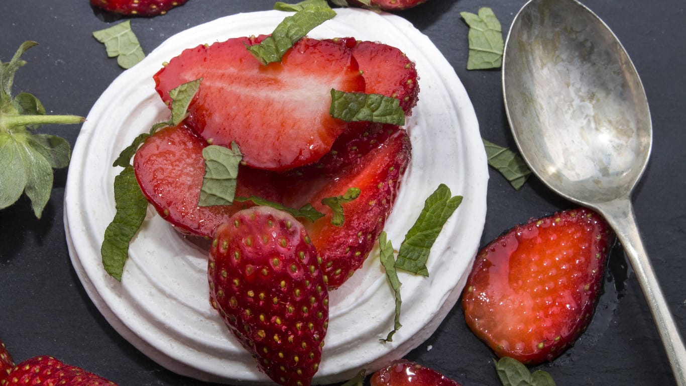 Pavlova mit frischen Erdbeeren: Mit einigen Tipps gelingt die perfekte Symbiose aus Frucht, Sahne und Baiser.