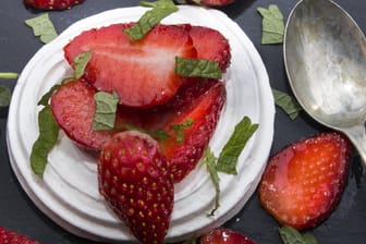 Pavlova mit frischen Erdbeeren: Mit einigen Tipps gelingt die perfekte Symbiose aus Frucht, Sahne und Baiser.