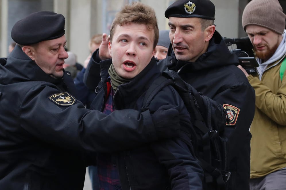 Der Journalisten Roman Protassewitsch bei einer Verhaftung im Jahr 2017: Der Regimekritiker wurde nun von belarussischen Sicherheitsbehörden festgenommen, nachdem die Behörden ein Flugzeug von Ryanair nach Minsk umgeleitet hatten.