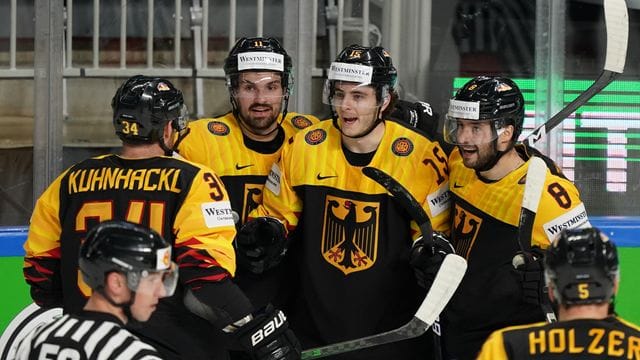 Das DEB-Team um Tom Kühnhackl (l) setzte sich auch gegen Kanada durch. Das DEB-Team um Tom Kühnhackl (l) setzte sich auch gegen Kanada durch.