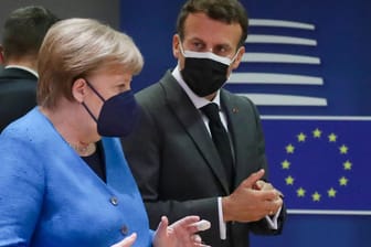 Bundeskanzlerin Angela Merkel (CDU, l) spricht mit Emmanuel Macron, Staatspräsident von Frankreich, im Rahmen eines Sondergipfels der EU-Staats- und Regierungschefs im Europäischen Rat.